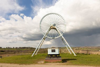Newcastle-under-Lyme, Staffordshire, İngiltere, 04,08.2022, Apedale çarklı anıt ve kömür küveti Apedale halk parkında, eskiden açık olan madencilik
