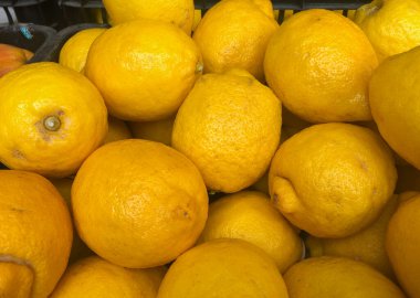 Taze, canlı limonlardan oluşan bir seçime yakın durun.