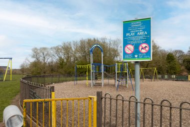 Newcastle-under-Lyme, Staffordshire birleşik krallığı, 11-04-2022 Çocuk oyun alanı ve Lyme Valley şehir parkında oyun ekipmanları