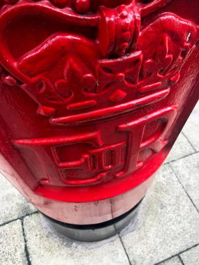 Yukarıdan gelen kırmızı uk posta kutusu