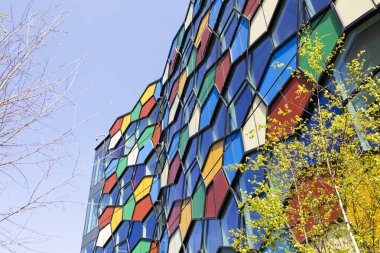 Hanley-Stoke-on-Trent, Staffordshire-Birleşik Krallık 24 Nisan 2022 Smithfield Bir numaralı bina bal peteği şekilli çok renkli cam pencereler