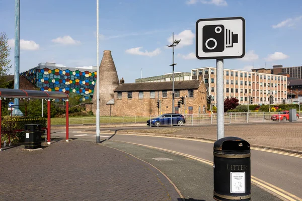 Hanley, Stoke on Trent, Staffordshire birleşik krallığı, 04 21 2022, kalabalık şehir yolu kenarındaki hız kamerası işareti, hız kavramı, hızlı giden araçlar.