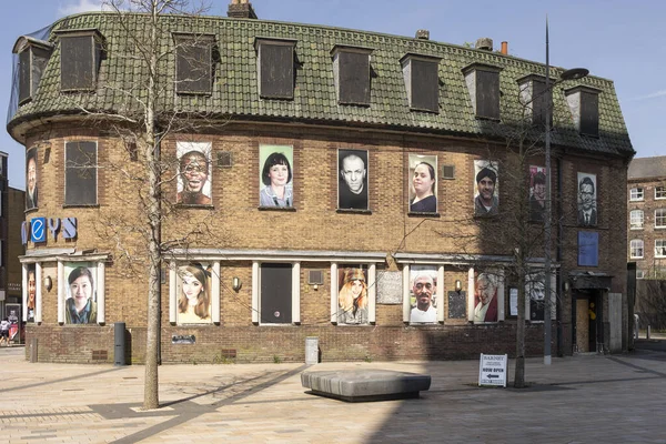 Hanley-Stoke-on-Trent, Staffordshire-İngiltere 21 Nisan 2022 Hanley 'de bulunan Stoke on Trent' in yüzü Hanley otobüs durağı yakınlarındaki 3.550 küçük portre fotoğrafından oluşan dev bir sanat eseridir.