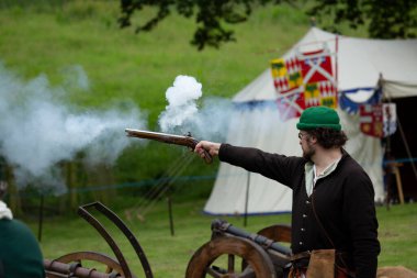 Tatton Parkı, Knutsford Cheshire birleşik krallığı 18 Haziran 2016 Ortaçağ kostümlü kadın ve erkekleri yeniden canlandırarak tarihi savaşları yeniden canlandırdılar