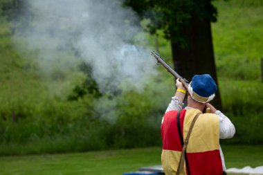Tatton Parkı, Knutsford Cheshire birleşik krallığı 18 Haziran 2016 Ortaçağ kostümlü kadın ve erkekleri yeniden canlandırarak tarihi savaşları yeniden canlandırdılar