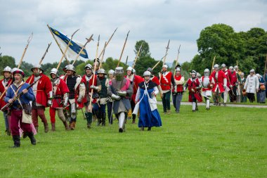 Tatton Parkı, Knutsford Cheshire birleşik krallığı 18 Haziran 2016 Ortaçağ kostümlü kadın ve erkekleri yeniden canlandırarak tarihi savaşları yeniden canlandırdılar
