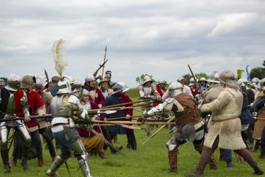 Tatton Parkı, Knutsford Cheshire birleşik krallığı 18 Haziran 2016 Ortaçağ kostümlü kadın ve erkekleri yeniden canlandırarak tarihi savaşları yeniden canlandırdılar