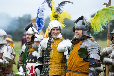 Tatton Parkı, Knutsford Cheshire birleşik krallığı 18 Haziran 2016 Ortaçağ kostümlü kadın ve erkekleri yeniden canlandırarak tarihi savaşları yeniden canlandırdılar