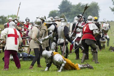 Tatton Parkı, Knutsford Cheshire birleşik krallığı 18 Haziran 2016 Ortaçağ kostümlü kadın ve erkekleri yeniden canlandırarak tarihi savaşları yeniden canlandırdılar