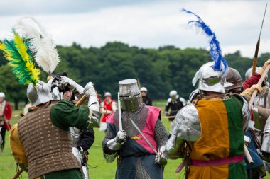 Tatton Parkı, Knutsford Cheshire birleşik krallığı 18 Haziran 2016 Ortaçağ kostümlü kadın ve erkekleri yeniden canlandırarak tarihi savaşları yeniden canlandırdılar