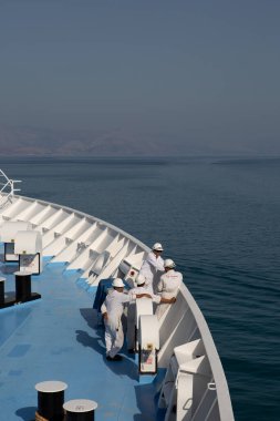 Korfu-Yunanistan, 15 Eylül 2015 mürettebatı Korfu Yunanistan kıyılarındaki bir yolcu gemisinin pruvasında görevlerine ara verdiler