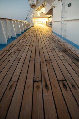 Kotor, Karadağ 16 Eylül 2015 Günbatımında Lüks Gemi Güvertesi.