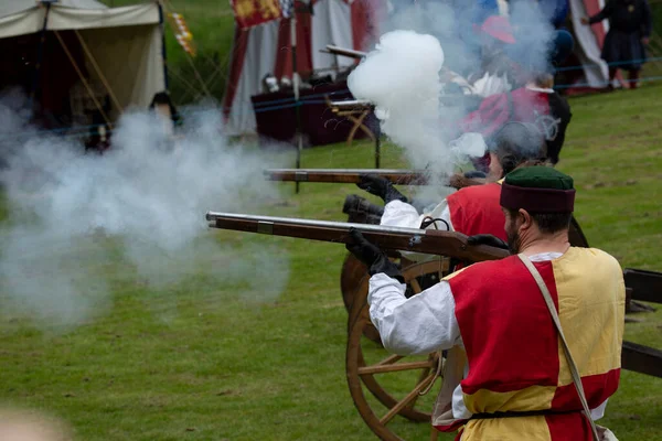 Tatton Parkı, Knutsford Cheshire birleşik krallığı 18 Haziran 2016 Ortaçağ kostümlü kadın ve erkekleri yeniden canlandırarak tarihi savaşları yeniden canlandırdılar