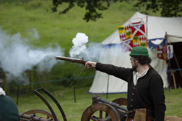 Tatton Parkı, Knutsford Cheshire birleşik krallığı 18 Haziran 2016 Ortaçağ kostümlü kadın ve erkekleri yeniden canlandırarak tarihi savaşları yeniden canlandırdılar