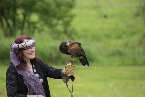 Tatton Parkı, Knutsford Cheshire birleşik krallığı 18 Haziran 2016 Ortaçağ kostümlü kadın ve erkekleri yeniden canlandırarak tarihi savaşları yeniden canlandırdılar