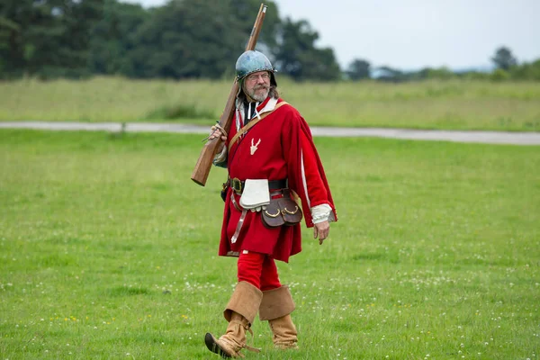 Tatton Parkı, Knutsford Cheshire birleşik krallığı 18 Haziran 2016 Ortaçağ kostümlü kadın ve erkekleri yeniden canlandırarak tarihi savaşları yeniden canlandırdılar