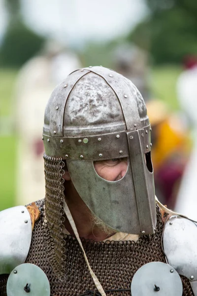 Tatton Parkı, Knutsford Cheshire birleşik krallığı 18 Haziran 2016 Ortaçağ kostümlü kadın ve erkekleri yeniden canlandırarak tarihi savaşları yeniden canlandırdılar