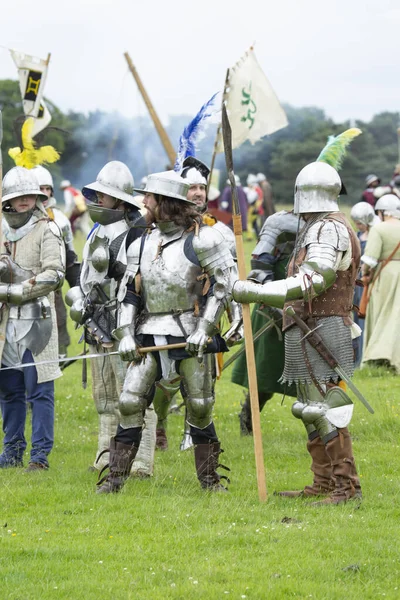 Tatton Parkı, Knutsford Cheshire birleşik krallığı 18 Haziran 2016 Ortaçağ kostümlü kadın ve erkekleri yeniden canlandırarak tarihi savaşları yeniden canlandırdılar