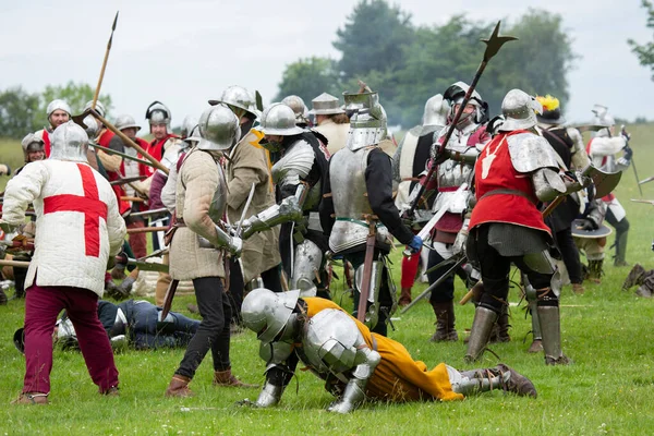 Tatton Parkı, Knutsford Cheshire birleşik krallığı 18 Haziran 2016 Ortaçağ kostümlü kadın ve erkekleri yeniden canlandırarak tarihi savaşları yeniden canlandırdılar