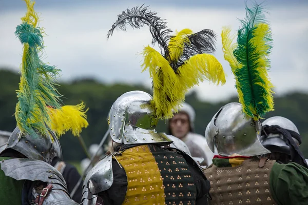 Tatton Parkı, Knutsford Cheshire birleşik krallığı 18 Haziran 2016 Ortaçağ kostümlü kadın ve erkekleri yeniden canlandırarak tarihi savaşları yeniden canlandırdılar