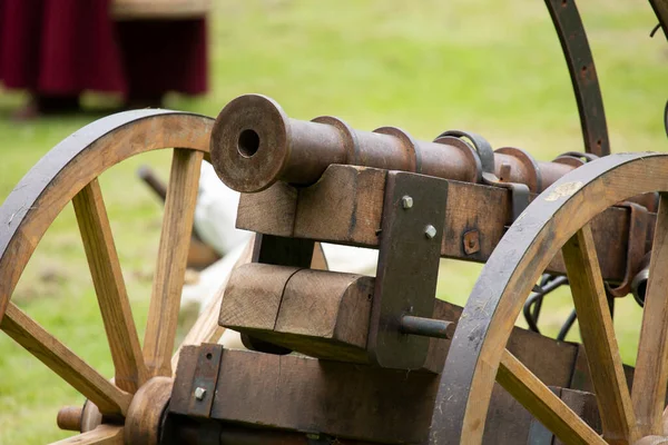 Tahta tekerlekleri ve çelik fıçısı olan İngiliz iç savaş topu.