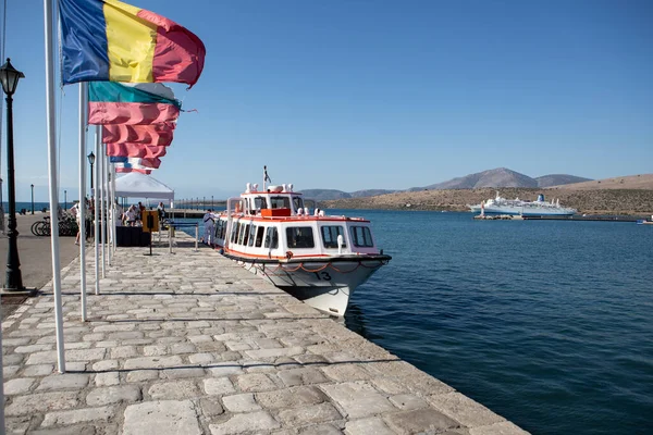 Katakolon Grécia 2015 Barco Táxi Aquático Atracado Com Navio Cruzeiro — Fotografia de Stock
