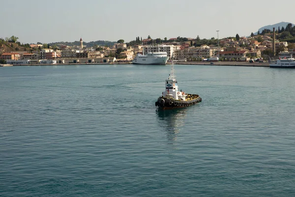 Corfu Grécia Setembro 2015 Rebocador Barco Que Vem Para Assistência — Fotografia de Stock