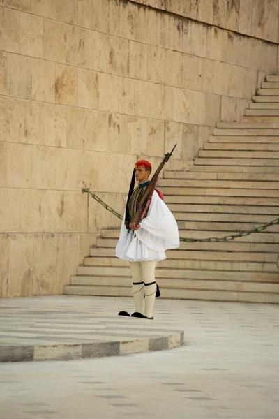 Atina-Yunanistan, 13 Eylül 2015 Sintagma Meydanı askerleri Yunan parlamentosu önünde nöbet değişimi gerçekleştirdi