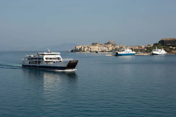 Corfu Grécia Setembro 2015 Barco Táxi Aquático Levando Passageiros Navio — Fotografia de Stock