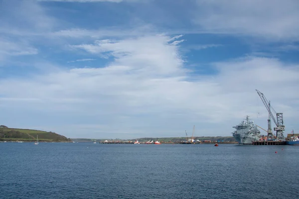 Vinçler ve gemiler Birkenhead yükleme sahalarında mavi deniz ve gökyüzü kıyılarında hiç kimse