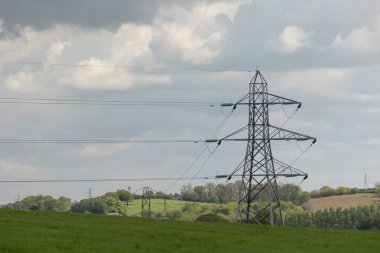 Elektrik direkleri yaz kırsal üzerinde mesafe going