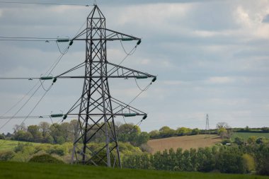 Elektrik direkleri yaz kırsal üzerinde mesafe going