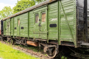Terk edilmiş eski tren yeşil ahşap vagon.