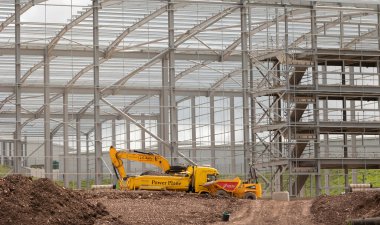 Tunstall, Stoke Trent Birleşik Krallığı 27 Mayıs 2022 Bir endüstriyel depo kompleksinin inşaatı. Kazı operasyonu. Kamyon. Kum. İnşaat makineleri. Çelik çerçeveli binaların yapımı.