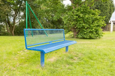 Parlak renkli çocuklar oyun ve tırmanma ekipmanları dışında