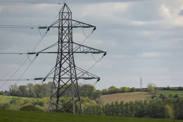 Elektrik direkleri yaz kırsal üzerinde mesafe going