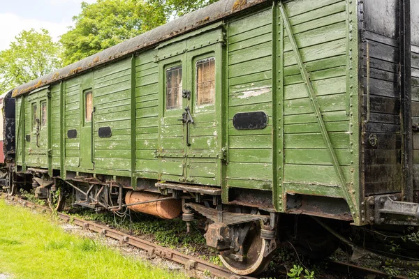 Terk edilmiş eski tren yeşil ahşap vagon.