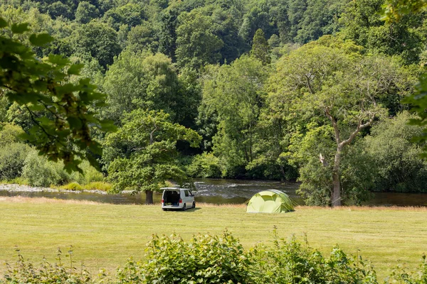 Llangollen Wales Birleşik Krallığı 16 Temmuz 2022 kamp kamyonu ve çadırı Dee llangollen nehri açıkhava konsepti