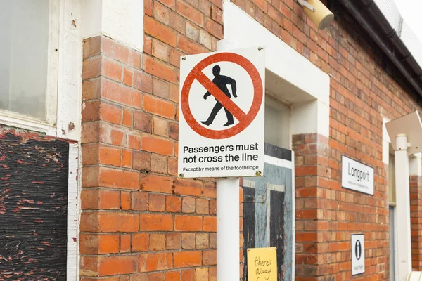 Longport, Stoke Trent Birleşik Krallık 08 Haziran 2022 Tren İstasyonu Uyarı İşareti Seçici Odak