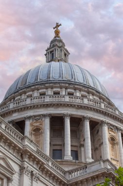 Londra Birleşik Krallığı 08 Eylül 2013 Londra St Paul Katedrali ünlü kubbe dikey formatını kapatın