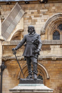 Londra Birleşik Krallığı 08 Eylül 2013 Hamo Thornycroft 'un Oliver Cromwell Anıtı' na yakın ve dikey formatı ve 1899 'da Parliment London' un evlerinin yanına dikildi.