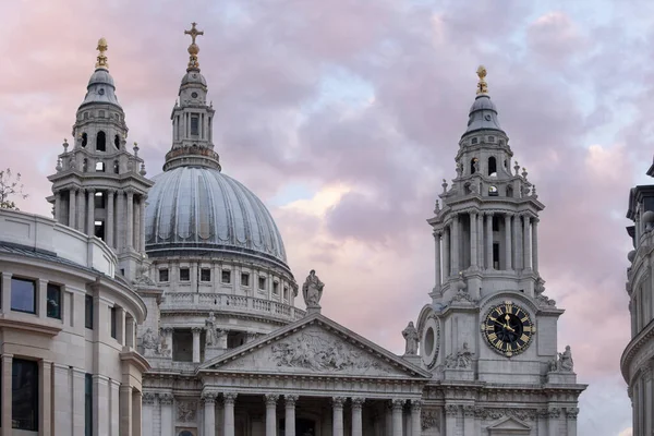 Londra Birleşik Krallığı 08 Eylül 2013 St Paul Katedrali Londra 'nın erken dönem alacakaranlık gökyüzü