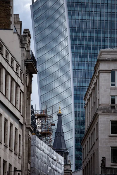 London United Kingdom September 2013 Modern Glass Building Dwarfing Traditional — Stock Photo, Image
