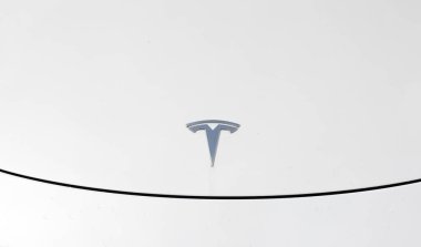 Dover, Kent, Birleşik Krallık, 25 Ağustos 2022 Tesla Motor 'un amblemi beyaz elektrikli araç kaputunda görüldüğü üzere.