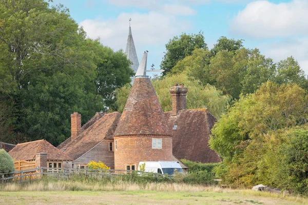 küçük İngiliz hop ev parlak güneşli bir günde kırsal