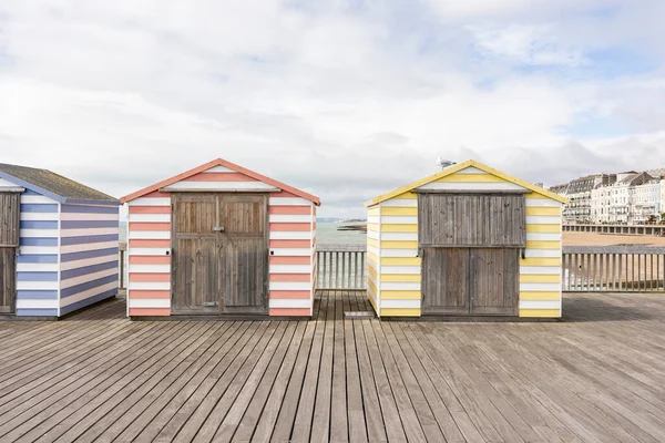 Hastings rıhtımındaki renkli iskele kulübeleri, kopyalama alanı