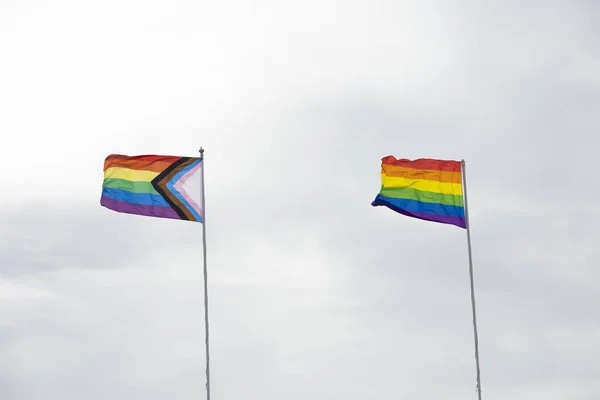 Dwie Tęczowe Flagi Symbol Społeczności Lgbt Machające Wietrze Zachmurzonym Tłem — Zdjęcie stockowe