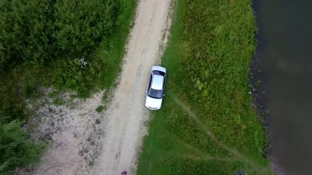 Voiture Tient Près Lac Village Été Caméra Remonte Montre Chemin — Video