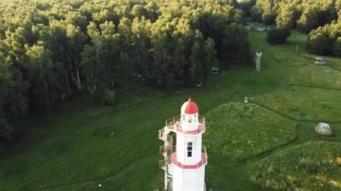 Deniz fenerinde uçan bir dron. Yaz