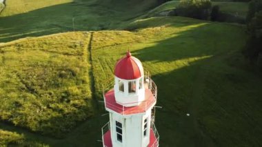 Yaz akşamları deniz fenerinin etrafında İHA uçuşu